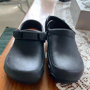 Unisex black crocs